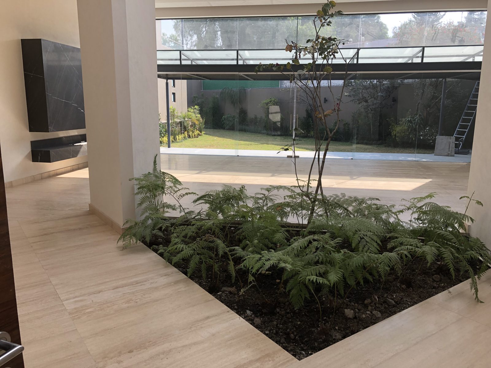 Casa en Jardines del Pedregal · jardinera interior y cristal corrido al jardín