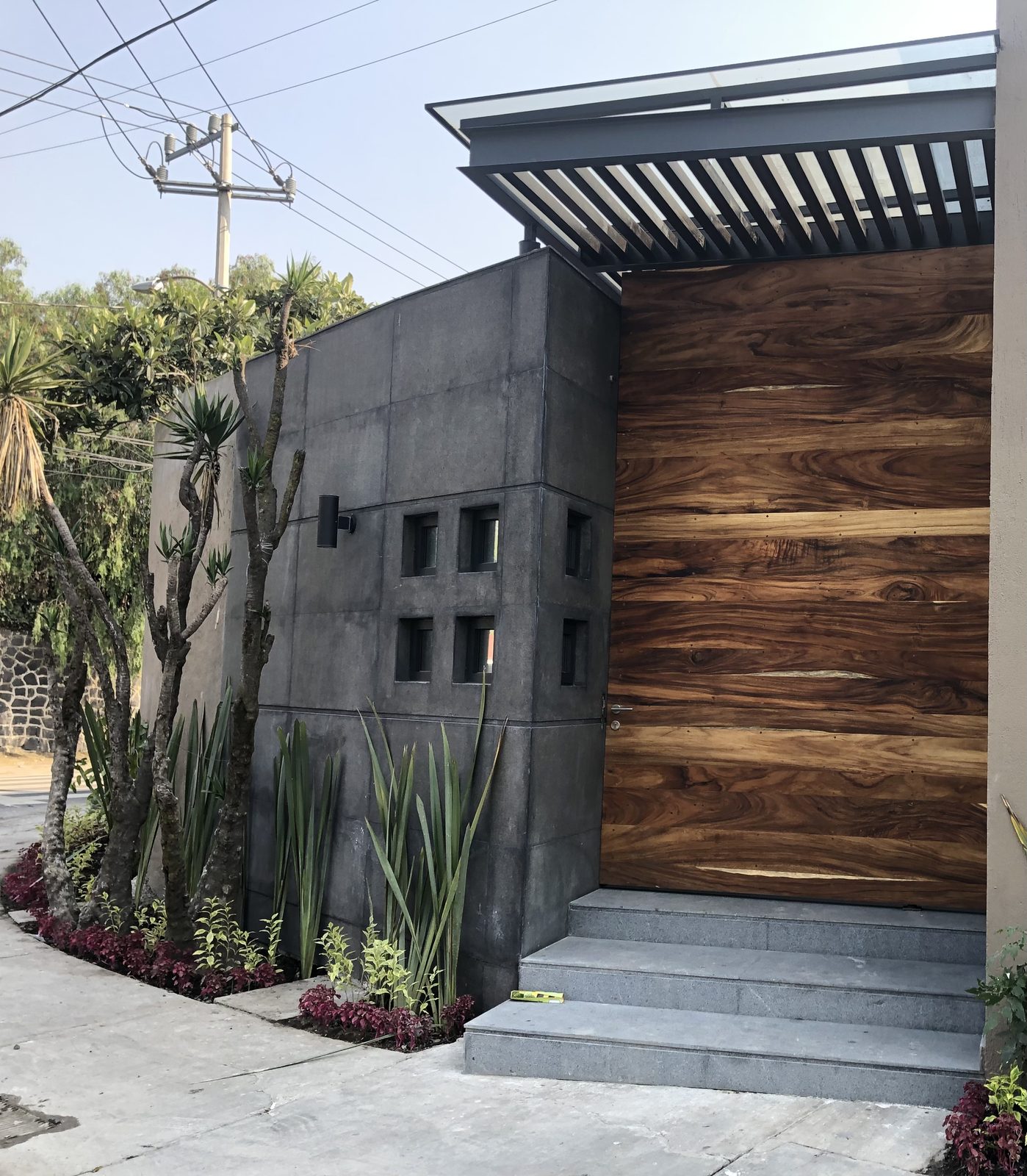 Casa Jardines del Pedregal · acceso en concreto aparente y madera de parota