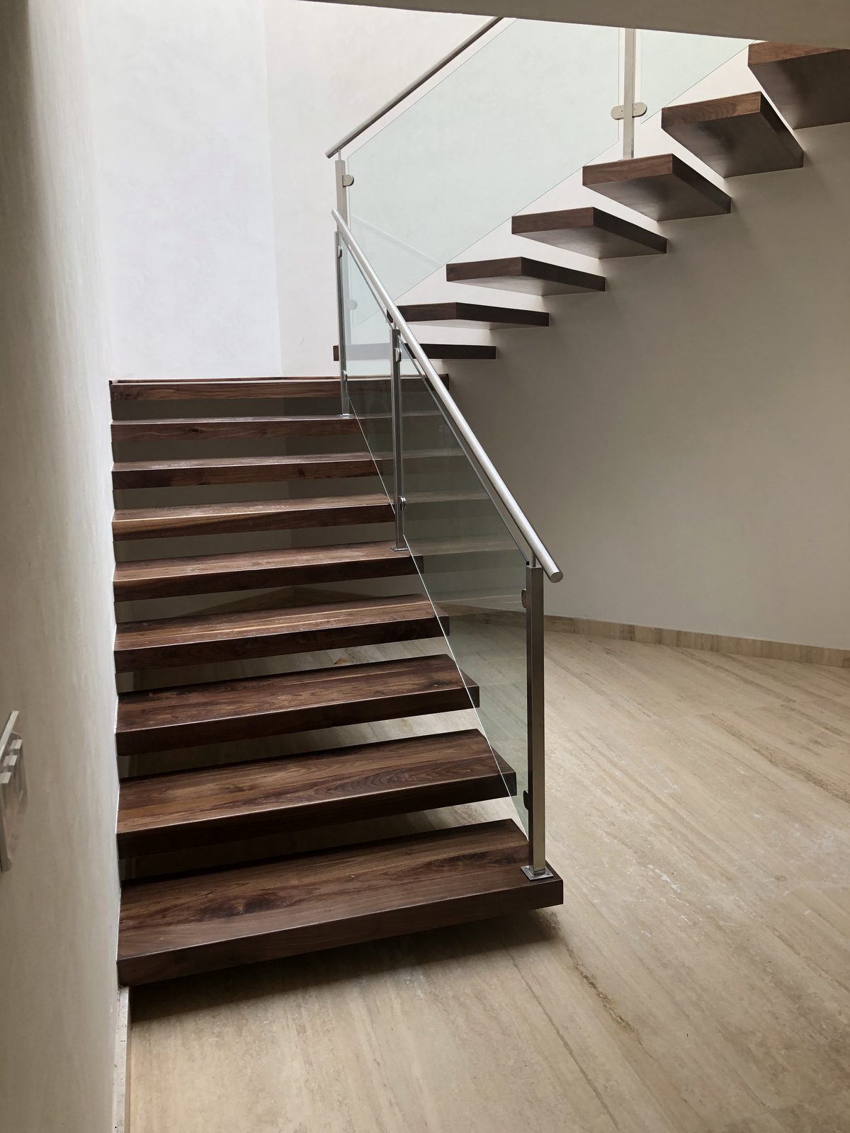 Casa Jardines del Pedregal · escalera de nogal con peldaños volados