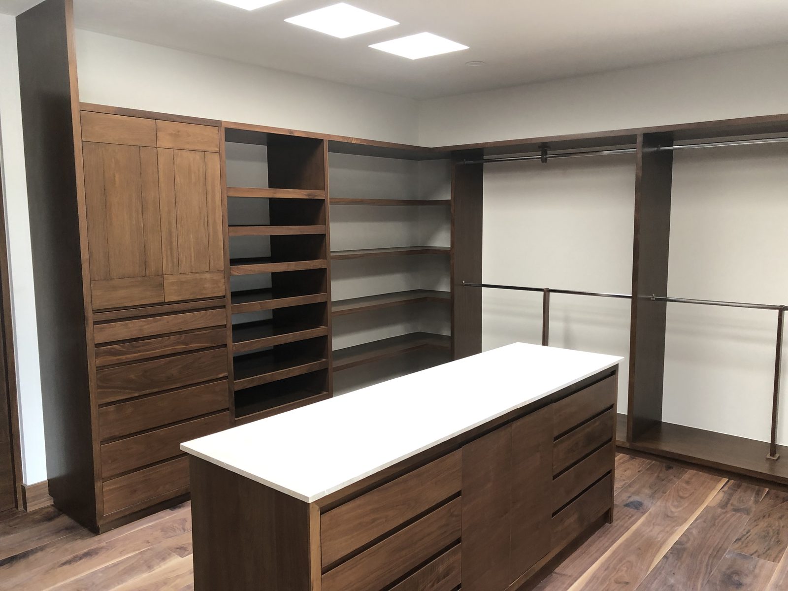 Casa Jardines del Pedregal · vestidor con carpintería a medida