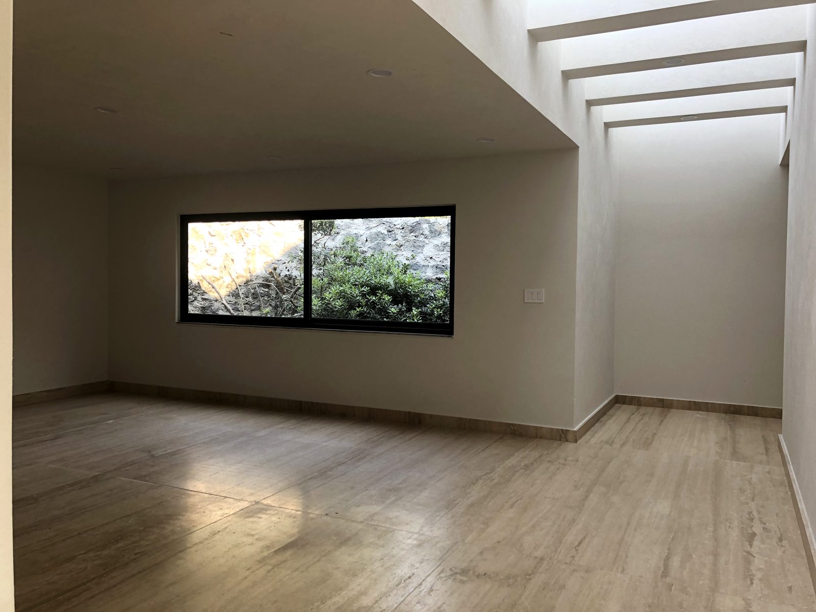Casa Jardines del Pedregal · ventana horizontal hacia la roca volcánica