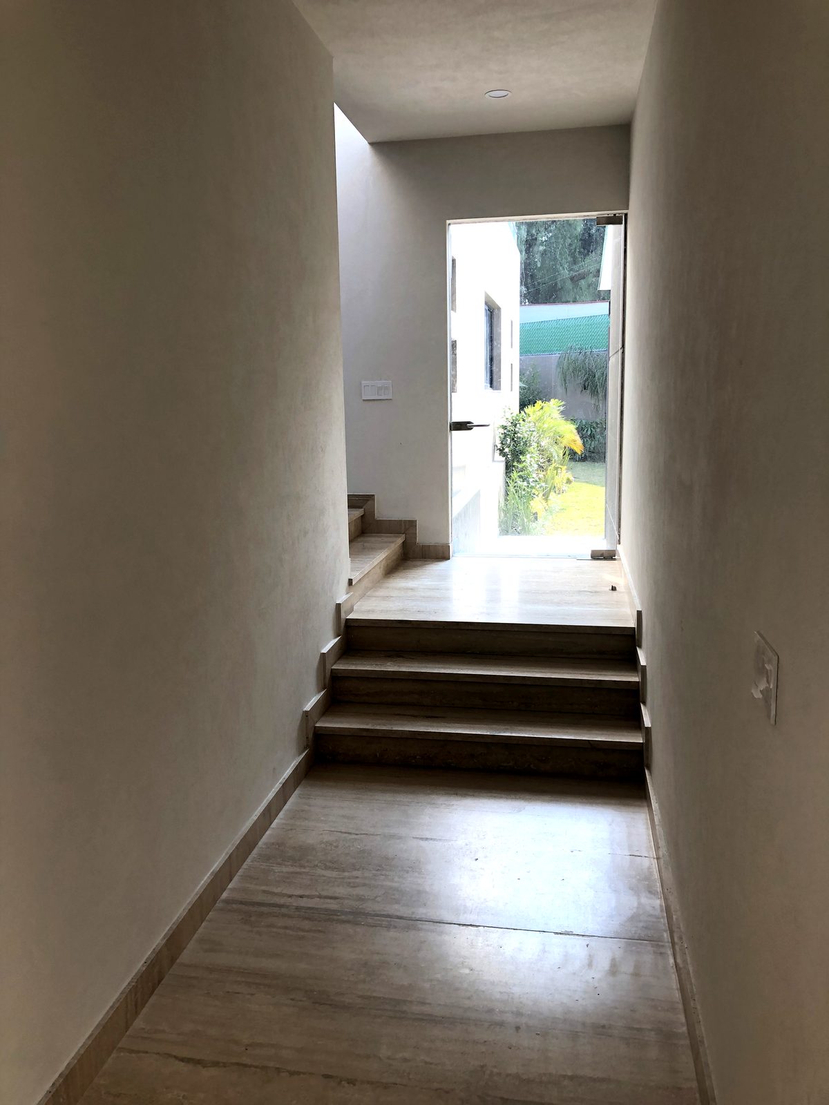 Casa Jardines del Pedregal · acceso en travertino hacia el jardín